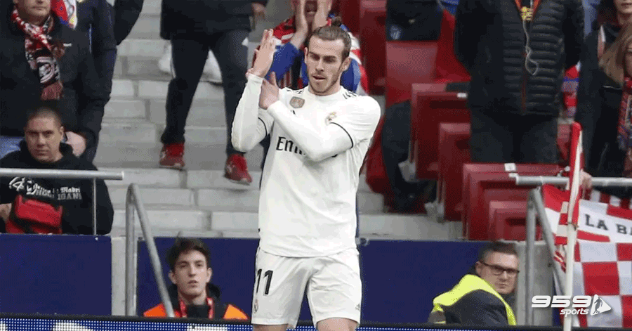 Gareth Bale waved his right hand by his head